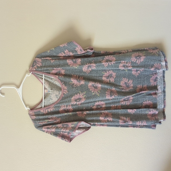 LuLaRoe Pink and Gray Floral Short Sleeve Tee - Picture 1 of 4